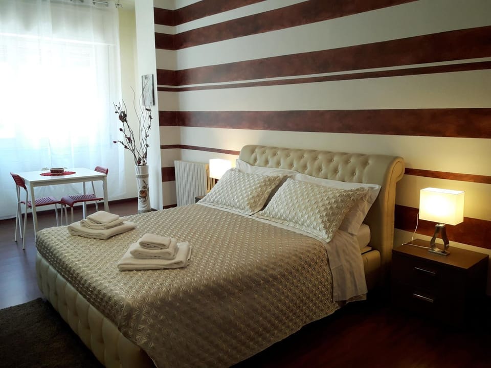 Photo of the whole room, Bedroom, City view, Breakfast