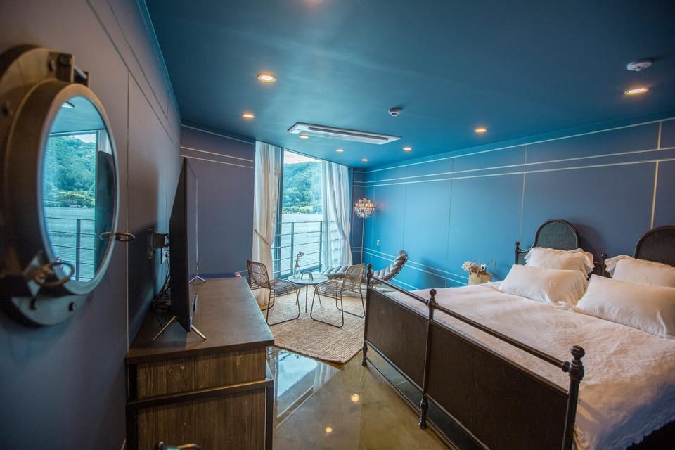 Bed, Living room