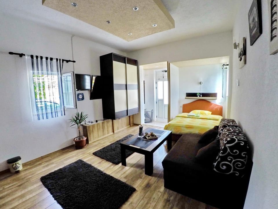 TV and multimedia, Living room, Seating area, Bedroom