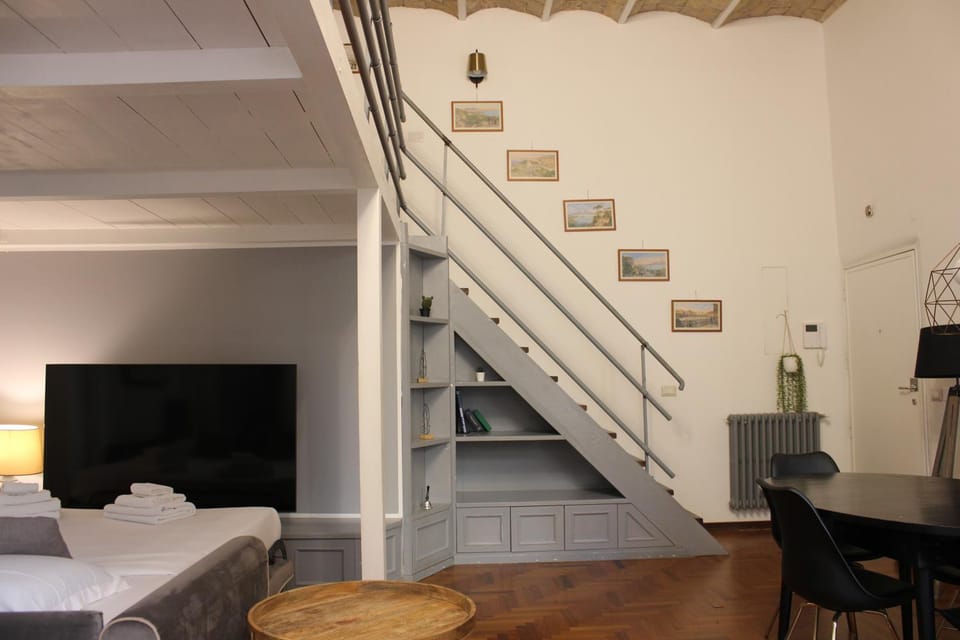 Bed, TV and multimedia, Living room, Photo of the whole room, Seating area, Bedroom
