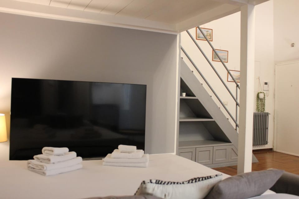 Communal lounge/ TV room, Bed, TV and multimedia, Photo of the whole room, Evening entertainment, Bedroom, towels
