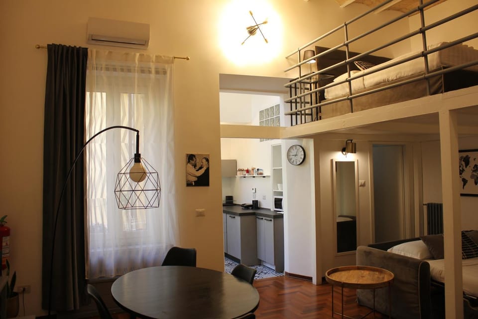 Kitchen or kitchenette, Dining area, oven