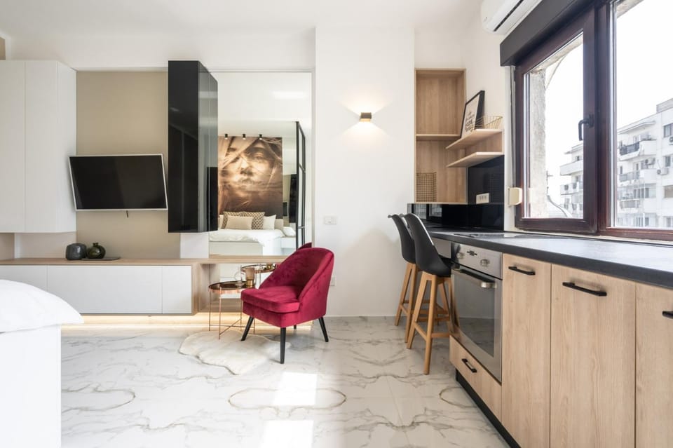 Dining area, kitchen