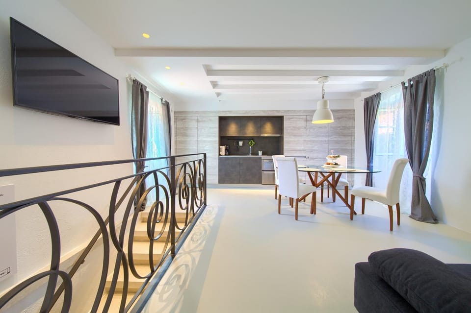 TV and multimedia, Living room, Seating area, Dining area