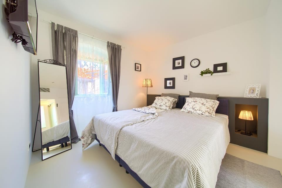 Bed, TV and multimedia, Bedroom