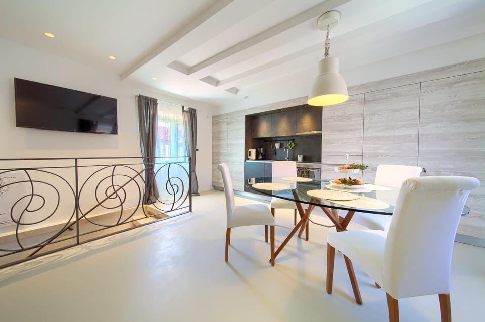 TV and multimedia, Kitchen or kitchenette, Living room, Seating area, Dining area