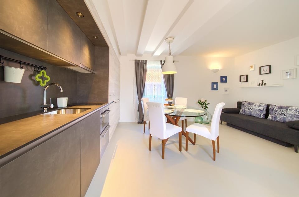 Kitchen or kitchenette, Living room, Seating area, Dining area