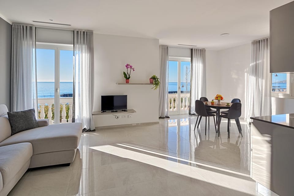 TV and multimedia, Balcony/Terrace, Living room, Seating area, Dining area, Sea view