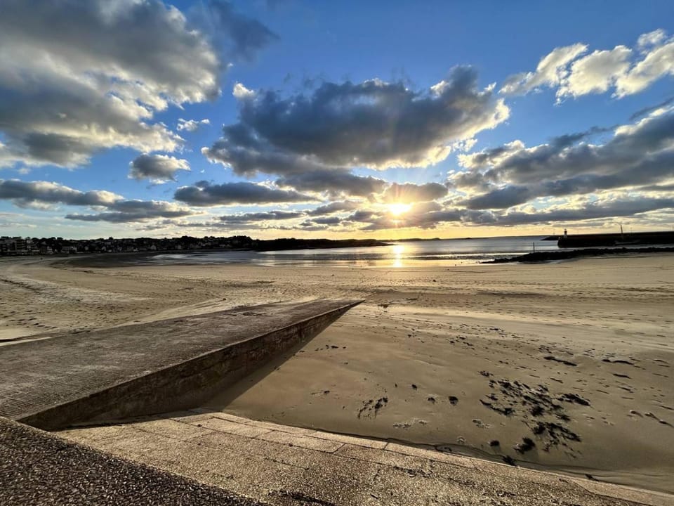 537 - Studio les pieds dans l'eau, en bordure de la plage du centre d'Erquy Apartment in Brittany