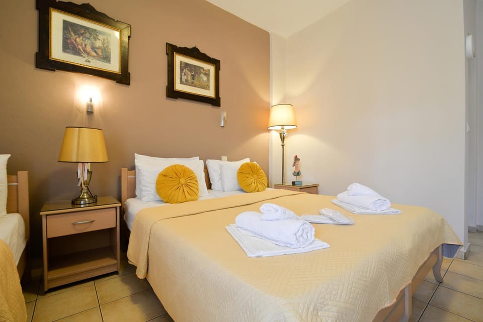 Bed, Bedroom, towels