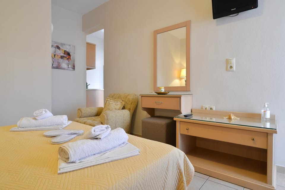 Bed, TV and multimedia, Bedroom, towels