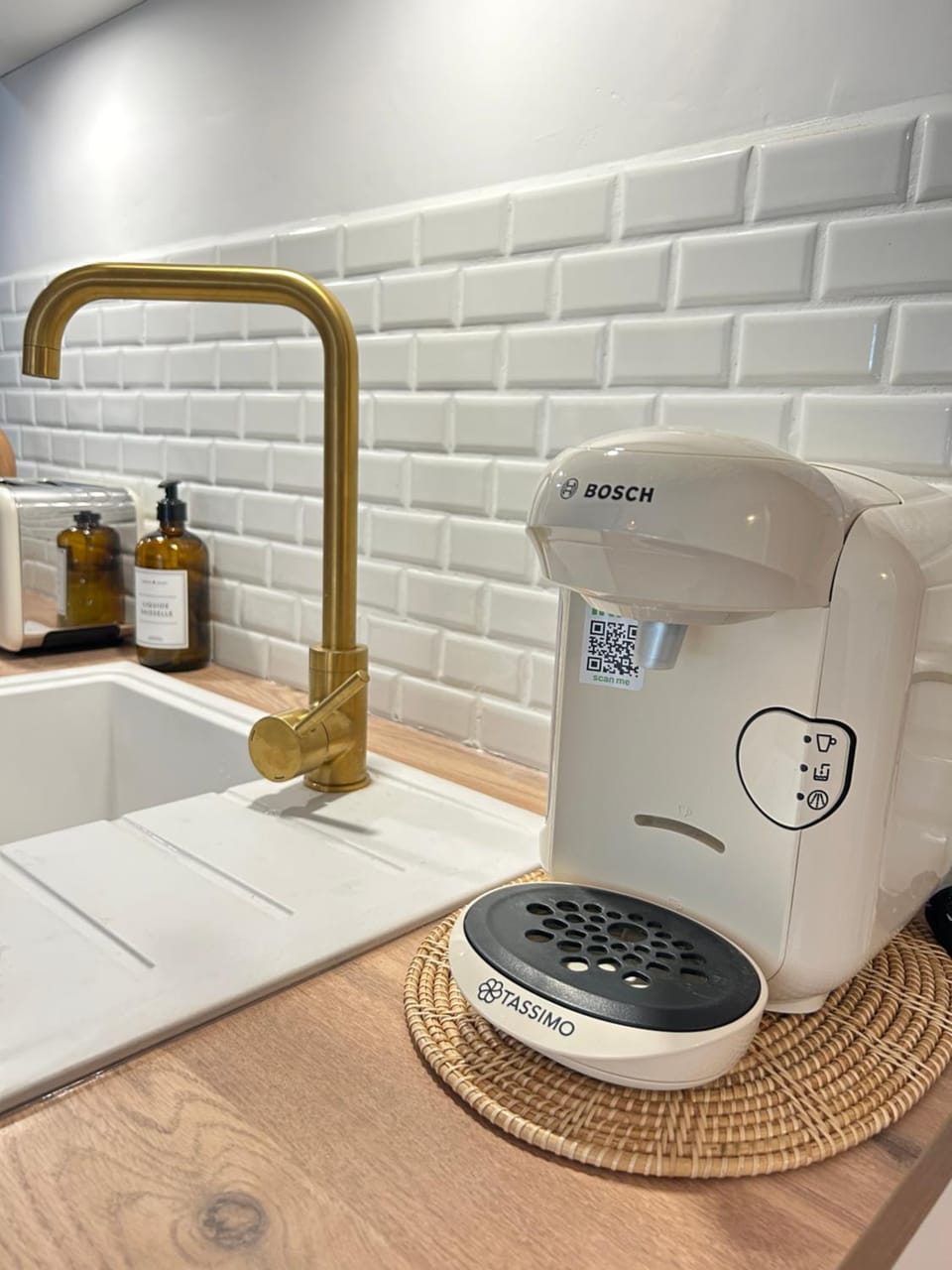 Coffee/tea facilities, toaster
