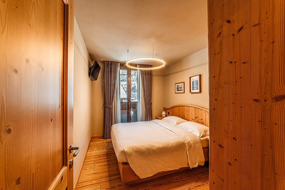 Bed, TV and multimedia, Bedroom