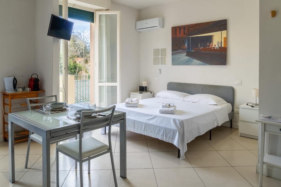 Photo of the whole room, air conditioner