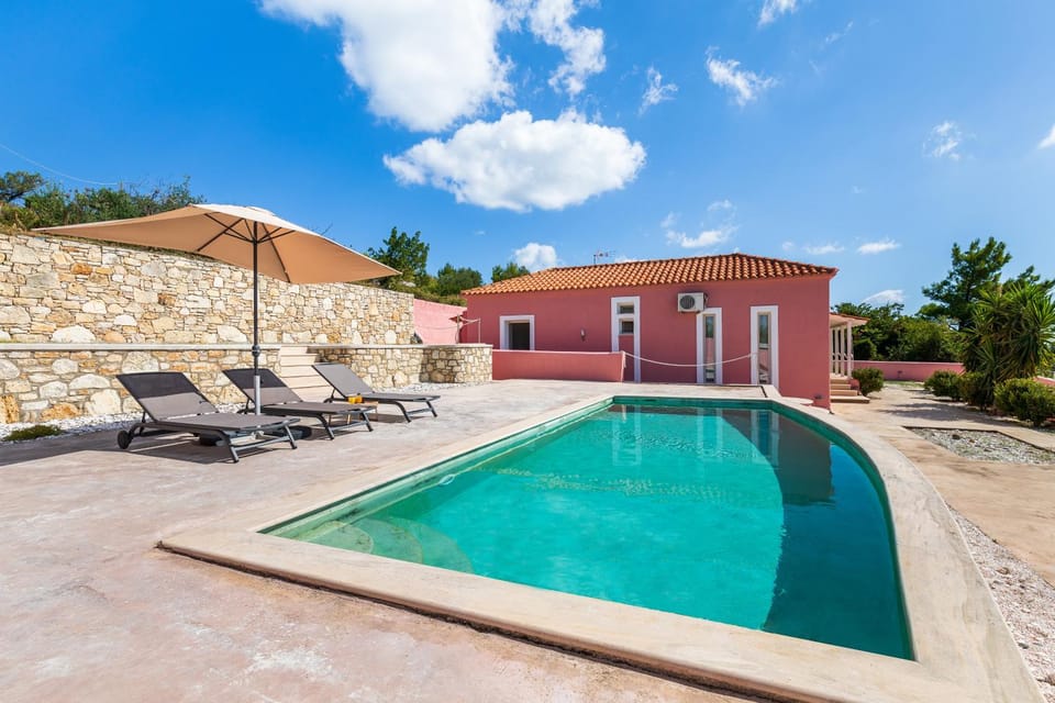 Property building, Patio, Day, Pool view, Swimming pool, sunbed