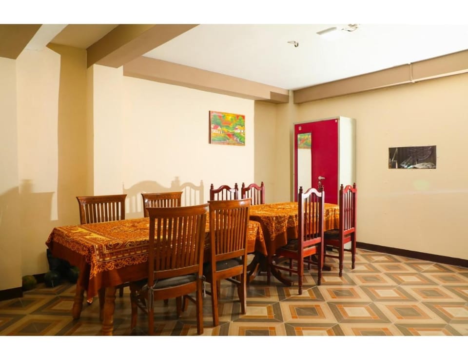 Restaurant/places to eat, Living room, Seating area, Breakfast