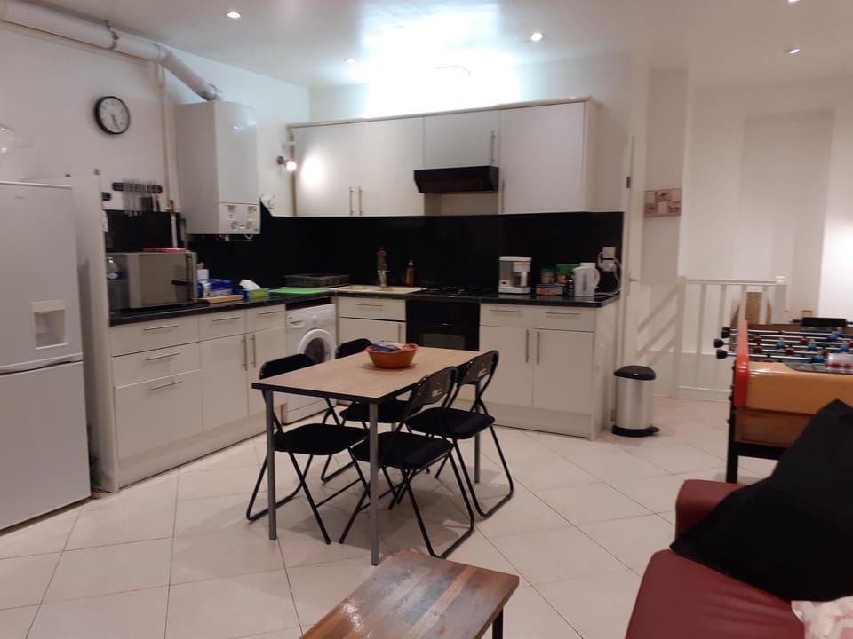 Coffee/tea facilities, Dining area, minibar, oven, stove, toaster