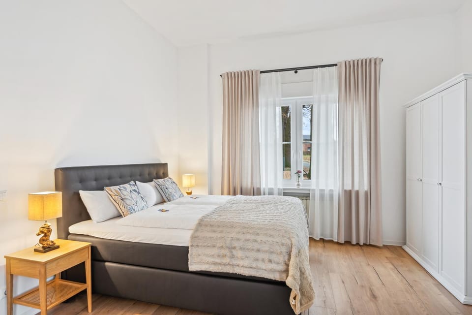 Bed, Photo of the whole room, wardrobe