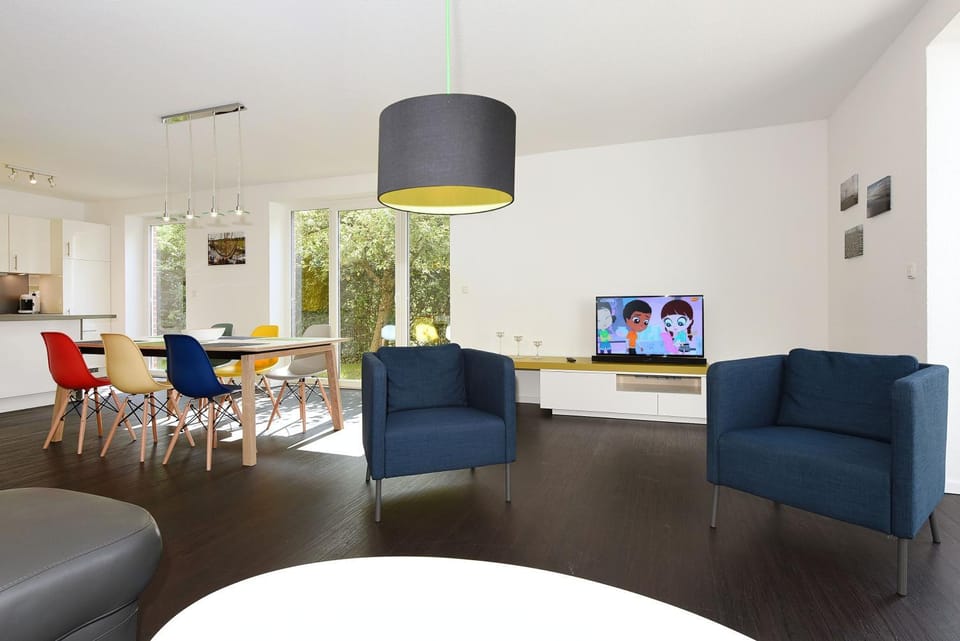 TV and multimedia, Living room, Seating area, Evening entertainment