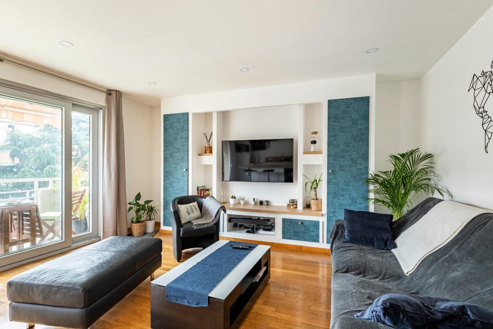 TV and multimedia, Balcony/Terrace, Living room, Garden view