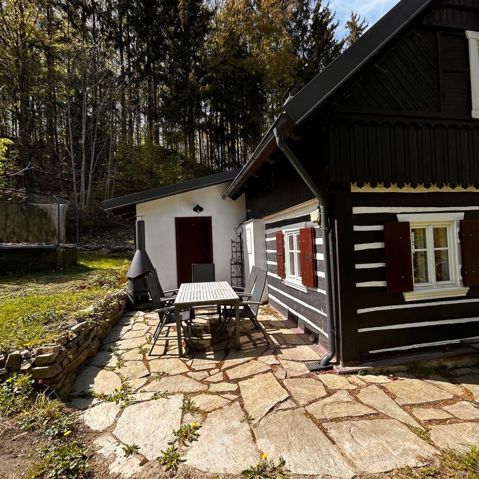 Property building, Day, Garden, Dining area