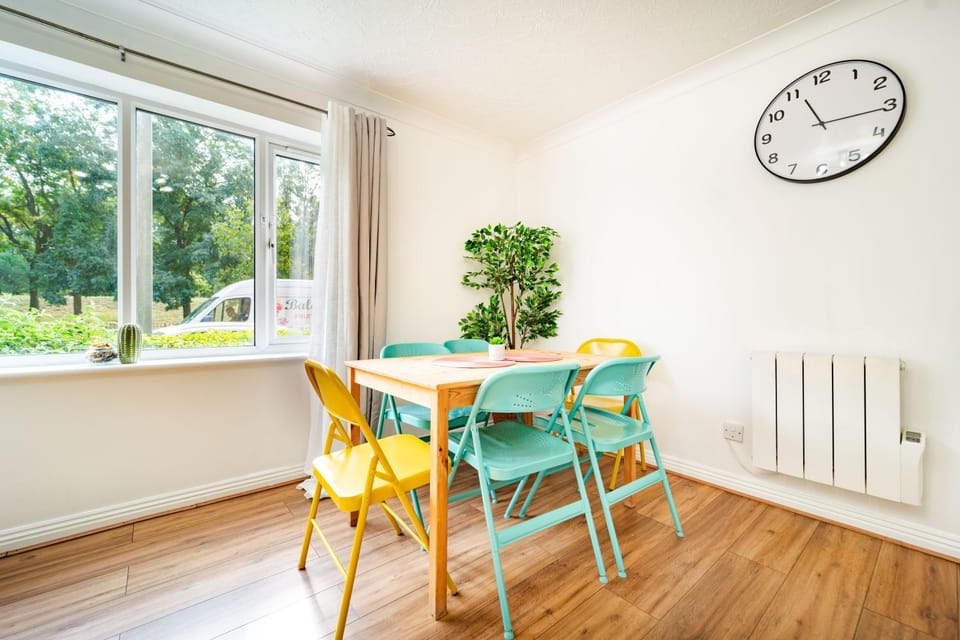Living room, Seating area, Dining area, internet