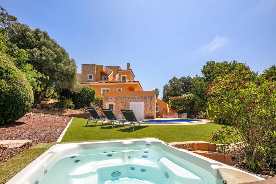 Property building, Hot Tub, Swimming pool