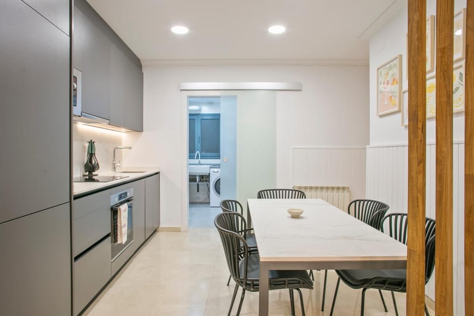 Kitchen or kitchenette, Dining area, minibar, pet friendly, stove, laundry