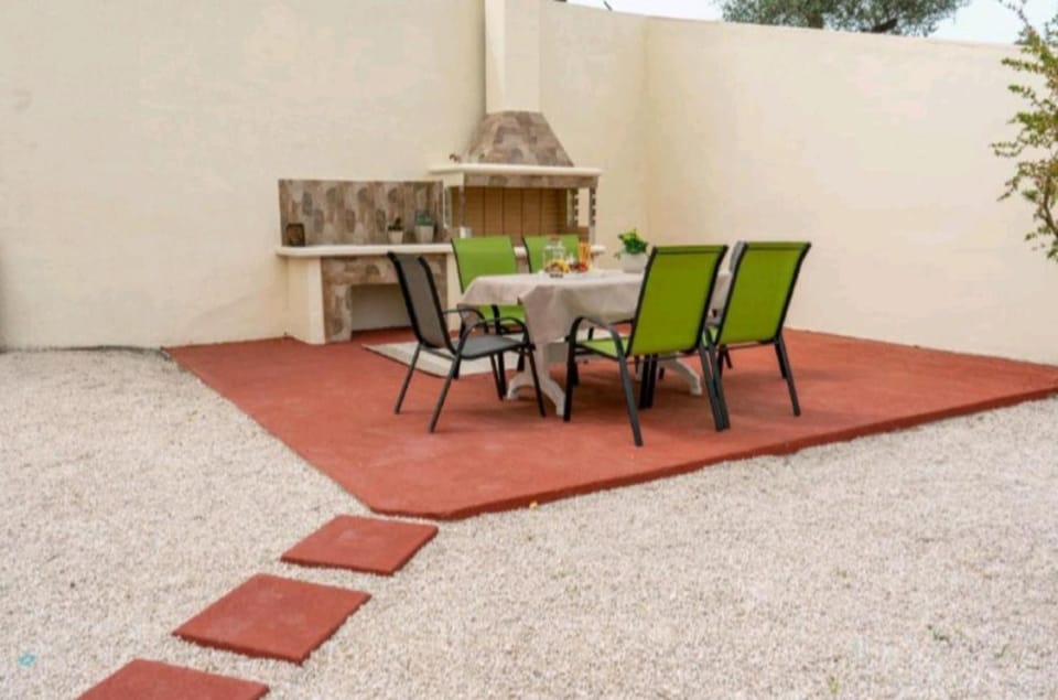 Patio, Day, BBQ facilities, Seating area, Dining area