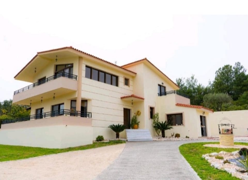 Property building, Patio, Facade/entrance, Day, Natural landscape, Garden, Garden, Balcony/Terrace, Other, Garden view