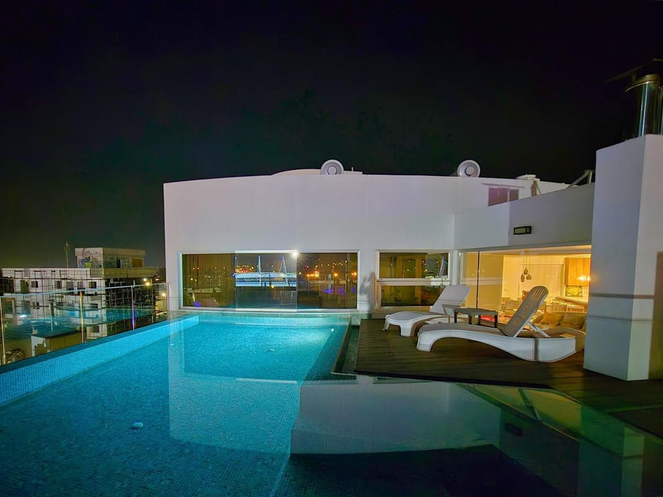 Night, Swimming pool, sunbed