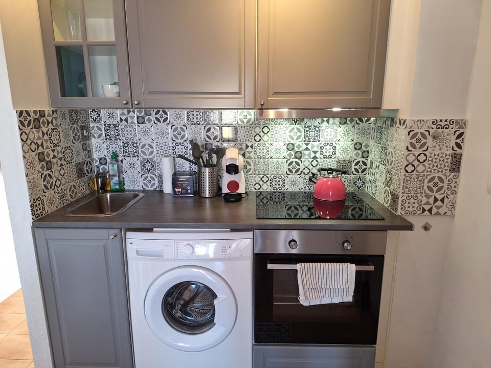 Kitchen or kitchenette, oven, stove, washing machine