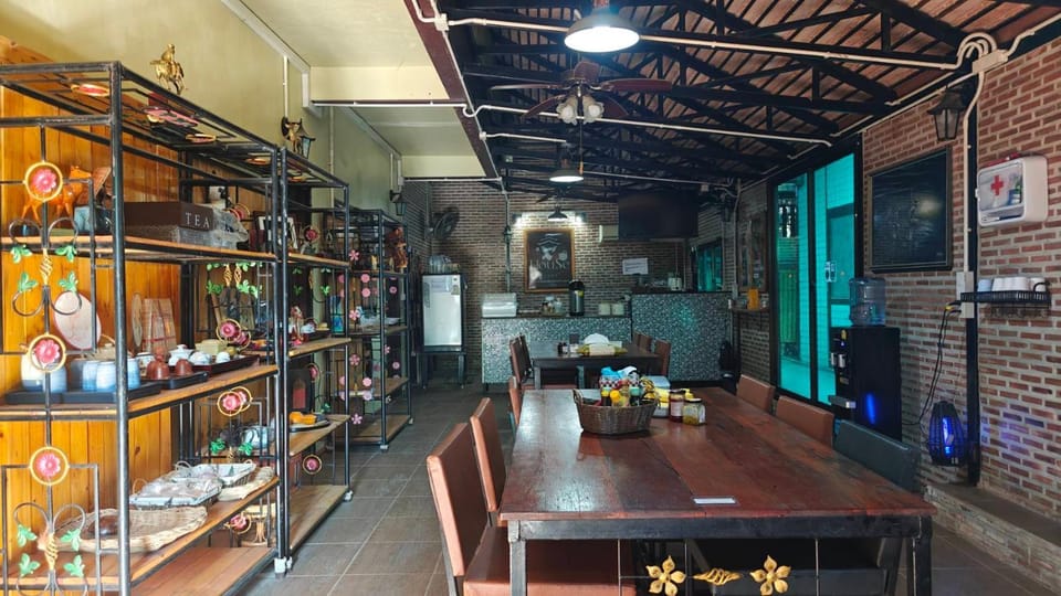 Coffee/tea facilities, Food and drinks, Dining area, Breakfast, toaster