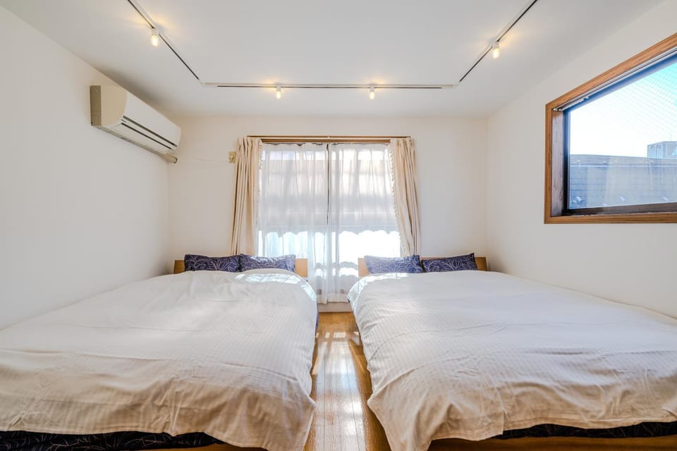 2 shower rooms #Shinjuku 5 min walk from station ,projector House in Shinjuku