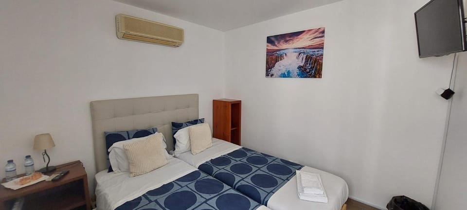Bed, TV and multimedia, Photo of the whole room, Bedroom, towels, air conditioner