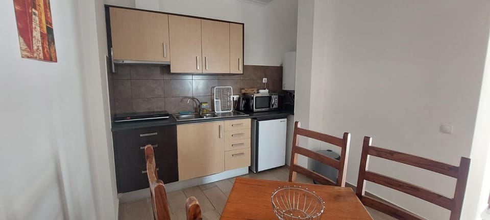 Coffee/tea facilities, Kitchen or kitchenette, Dining area, microwave