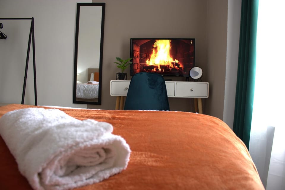 Bed, Bedroom, towels