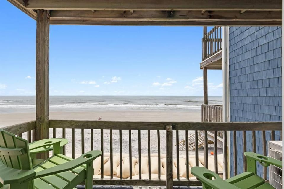 Sunshine Paradise! Gorgeous Beachfront views! Apartment in North Topsail Beach