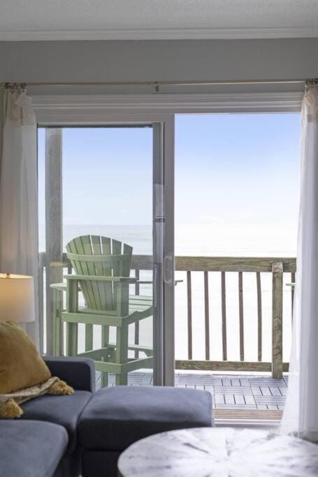 Sunshine Paradise! Gorgeous Beachfront views! Apartment in North Topsail Beach