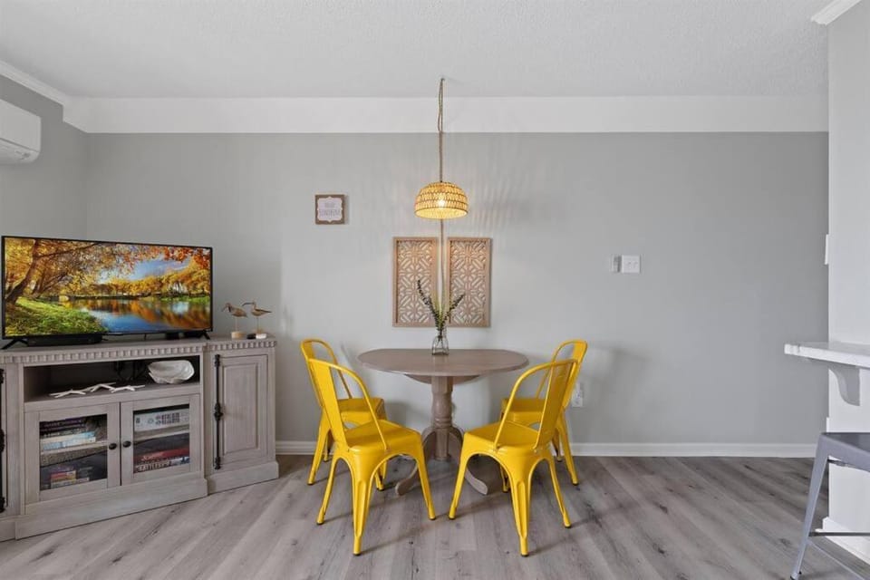 Sunshine Paradise! Gorgeous Beachfront views! Apartment in North Topsail Beach