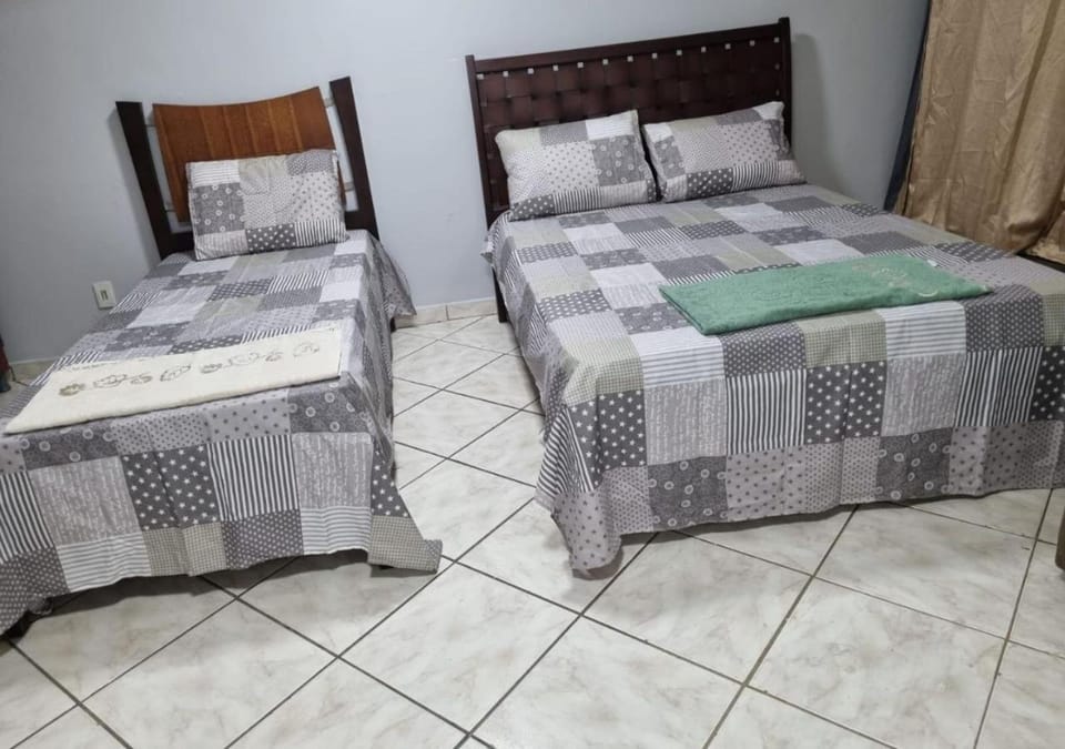 Bed, towels
