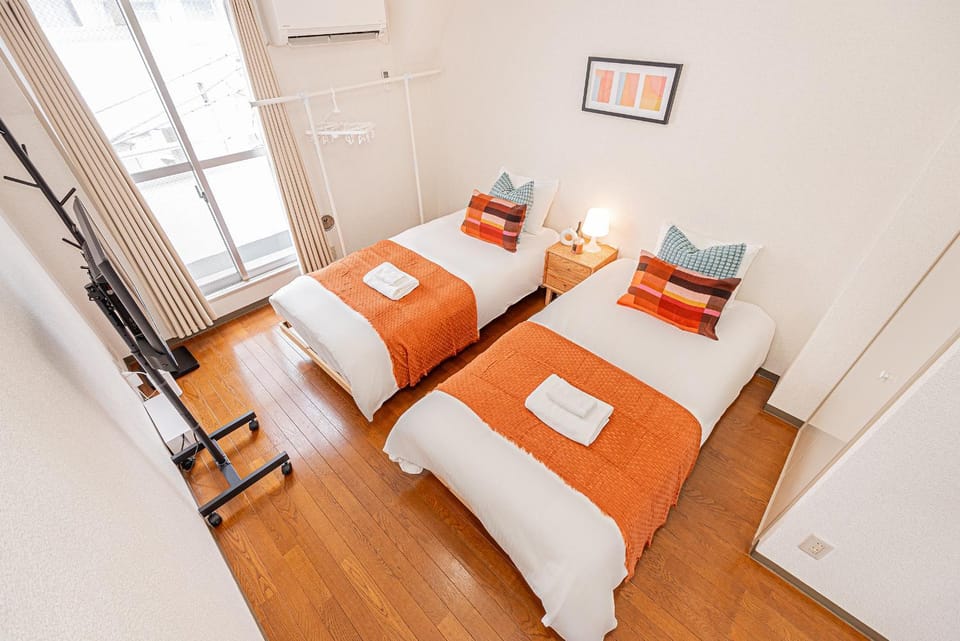 Bed, air conditioner