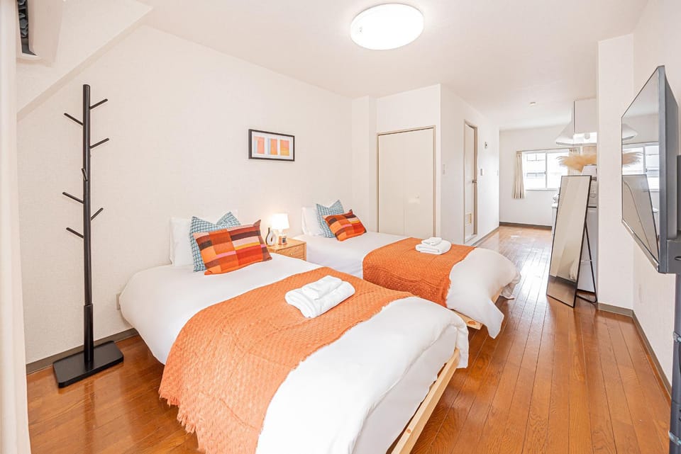 Bed, TV and multimedia, Bedroom