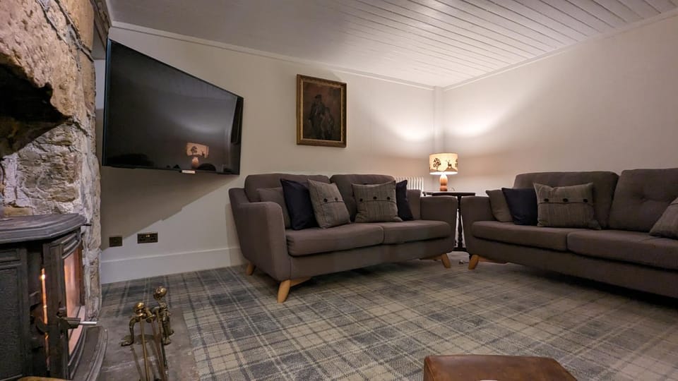 TV and multimedia, Living room, Seating area, flat iron