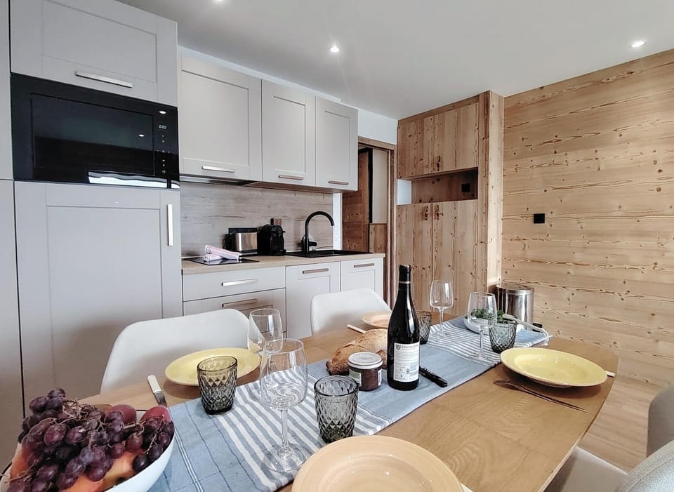 Kitchen or kitchenette, Dining area, Food