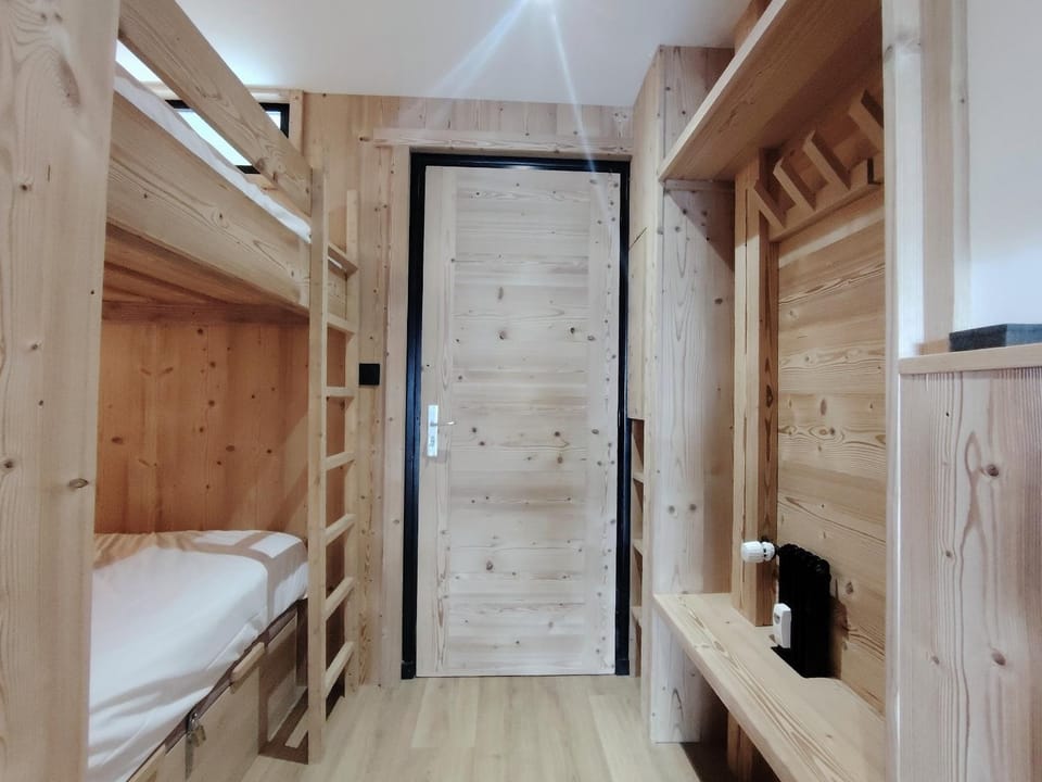 Bedroom, bunk bed