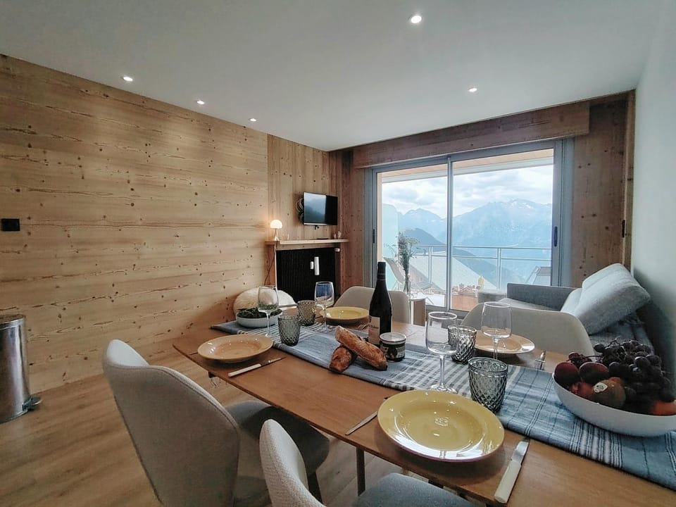 Natural landscape, Living room, Food and drinks, Mountain view