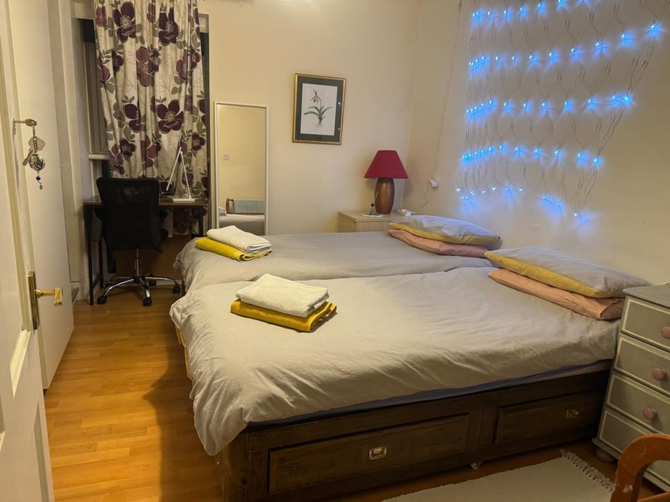 Charming Old Cottage for Share, Cosy Double Room with 2 Single Bed Vacation rental in Edinburgh