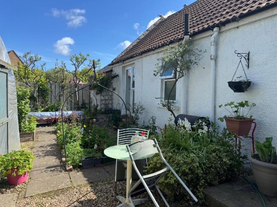 Charming Old Cottage for Share, Cosy Double Room with 2 Single Bed Vacation rental in Edinburgh