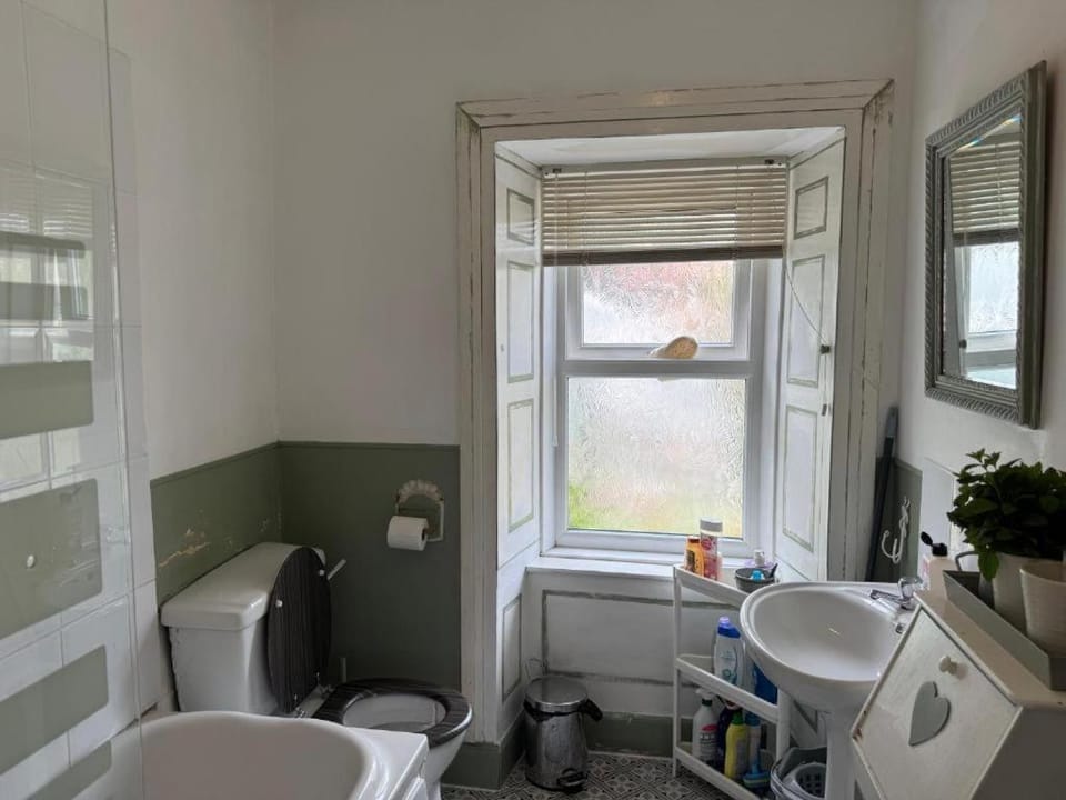 Toilet, Bathroom, towels